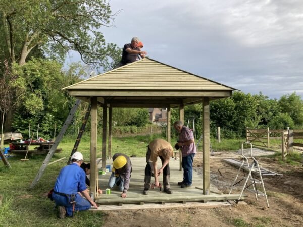 Equipe de montage de la pergola