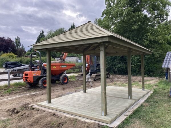 Montage d'une pergola pour le Domaine d'Antheit