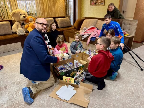 Distribution des chocolats à une maison d'accueil pour enfants