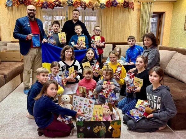 Distribution des chocolats - le sourire des enfants